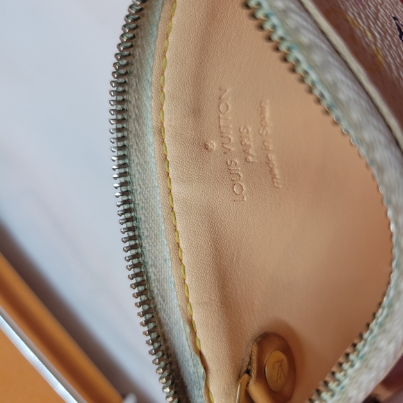 GUC Louis Vuitton Authentic White Murakami Cles - Picture 8 of 8